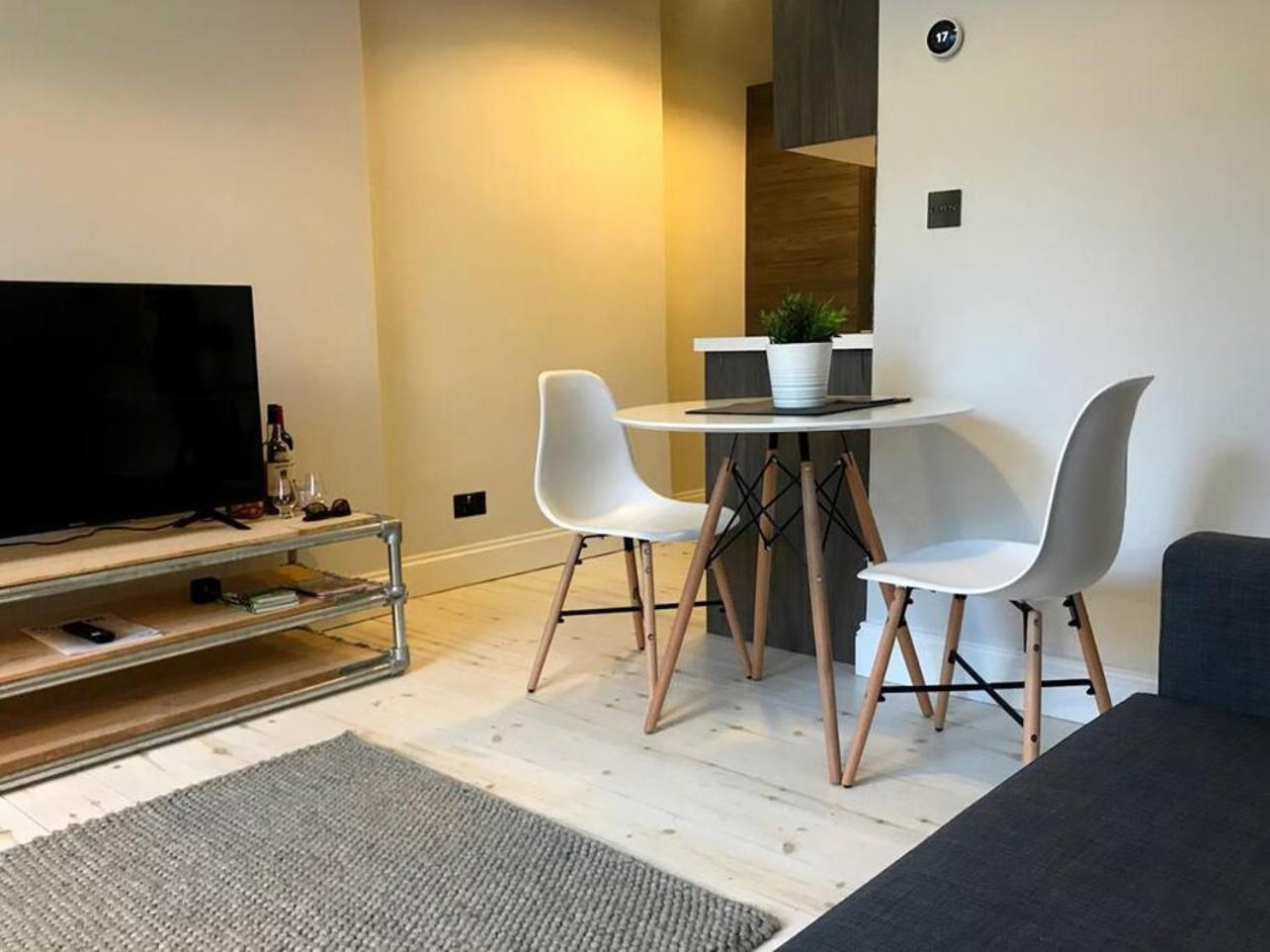Relax In Style In Edinburghs Buzzing West End Apartment *