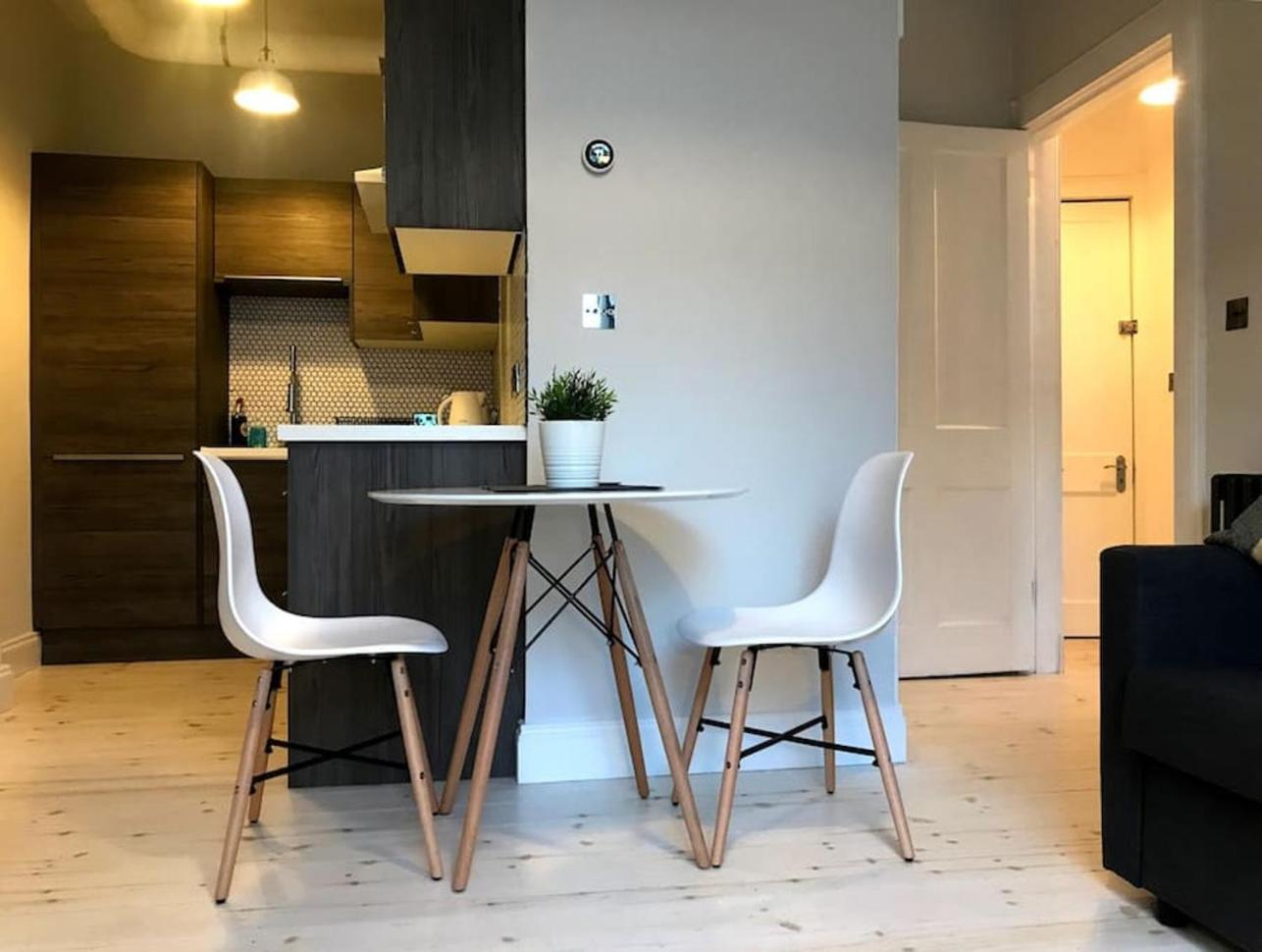 Relax In Style In Edinburghs Buzzing West End Apartment *