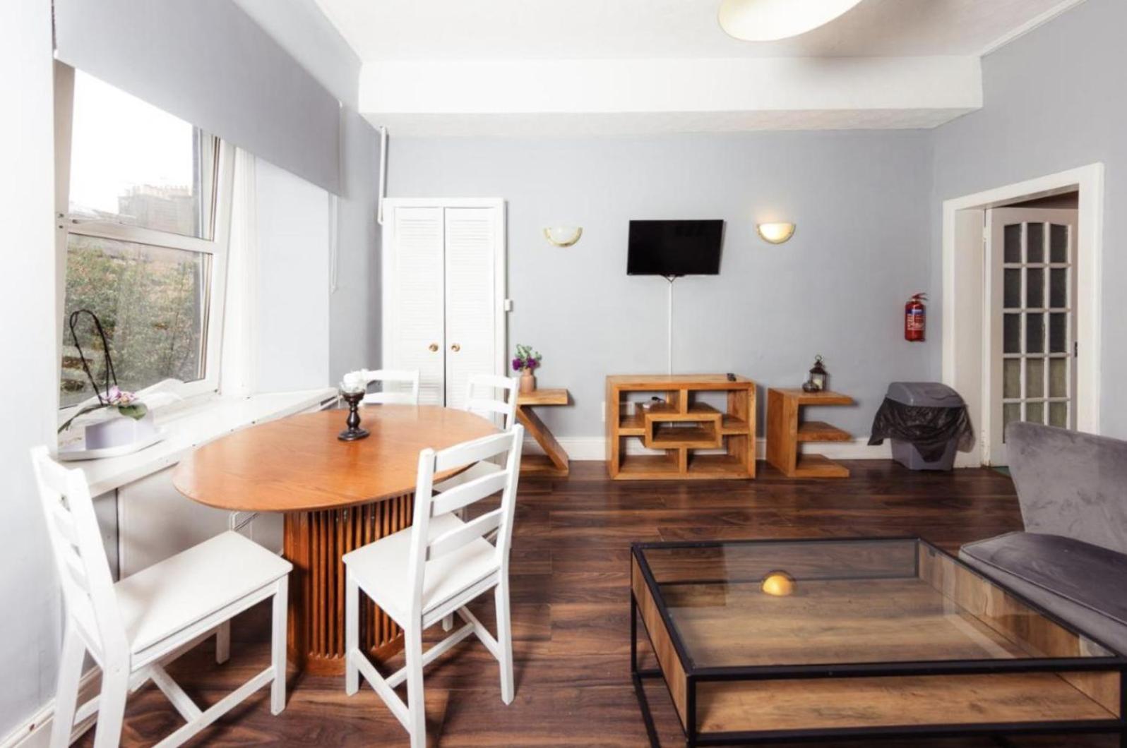 Warm & Welcoming Apartment, City Center - Meadows 8 Apartment