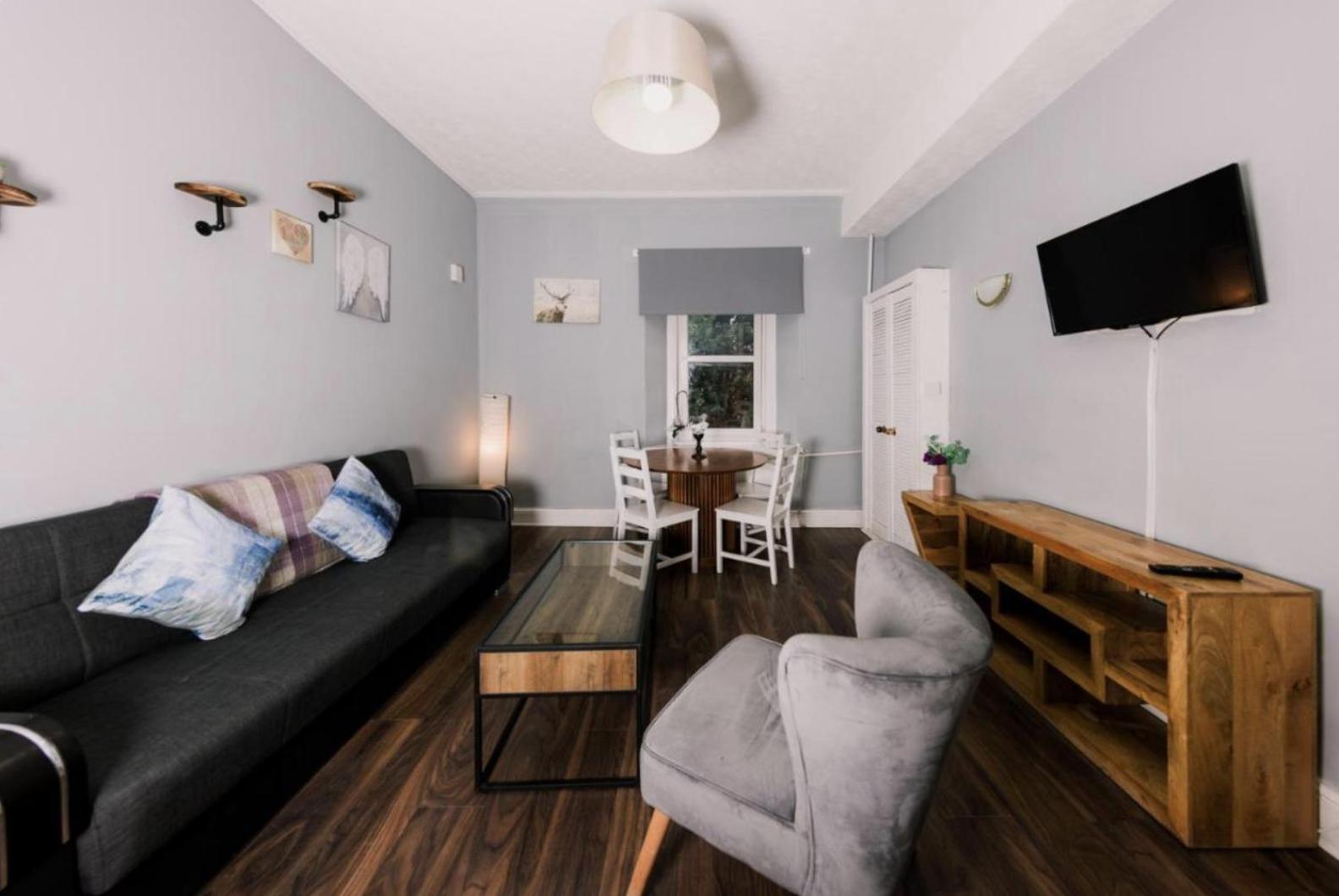 Warm & Welcoming Apartment, City Center - Meadows 8 Apartment