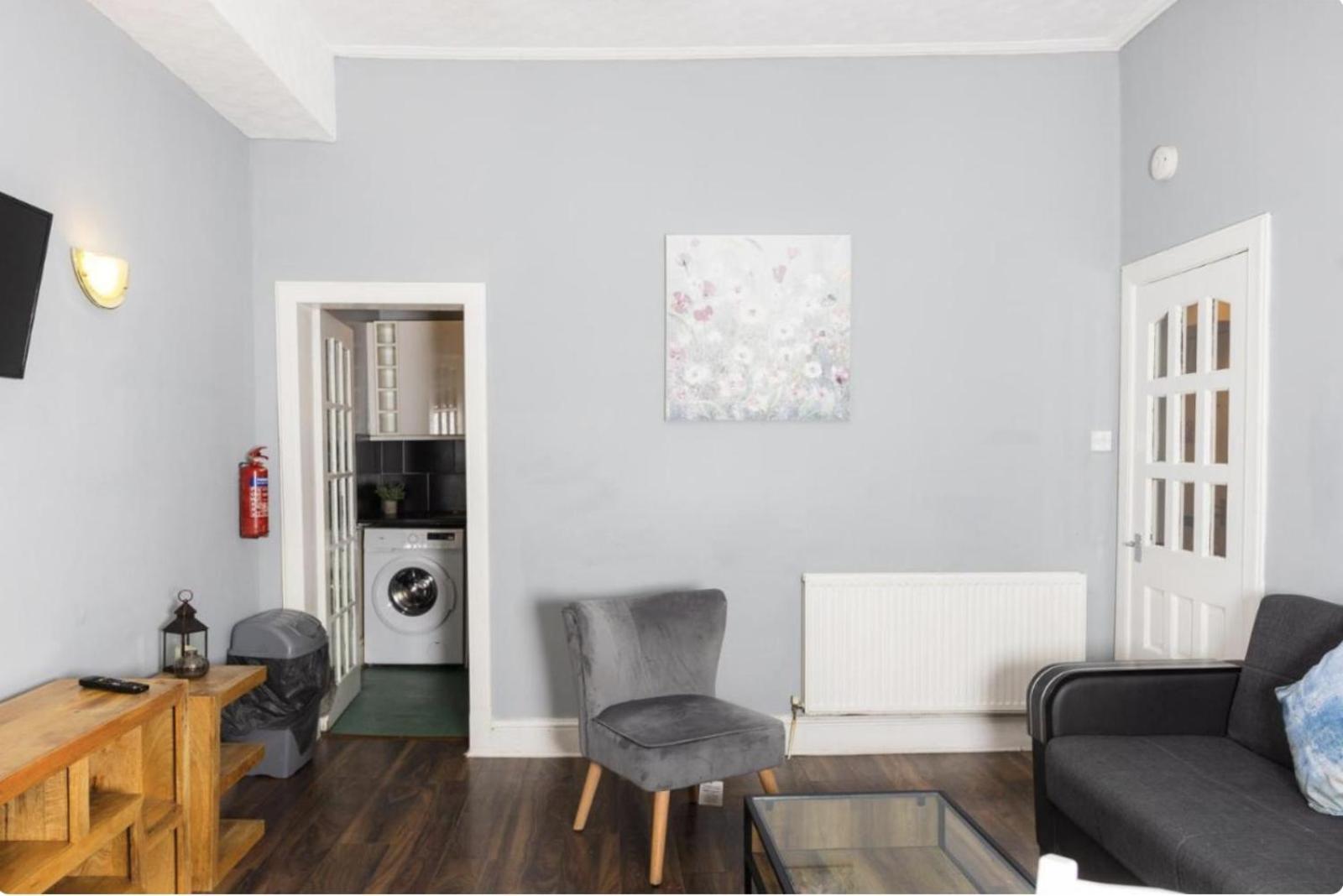 Warm & Welcoming Apartment, City Center - Meadows 8 Apartment