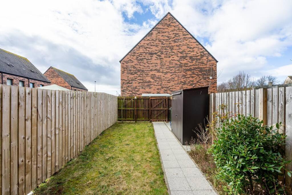 Bright, Modern 2 Bedroom House With Free Parking! * Edinburgh