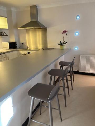 Aaron Glen Apartment *