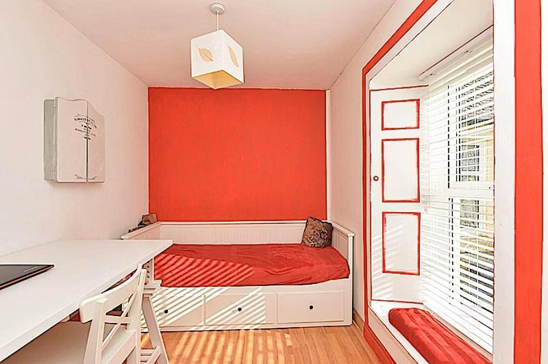 3 Bed Charming Cottage For Share ,, Private Room , Fibre Optik Broadband , Free Parking Bed & Breakfast Edinburgh