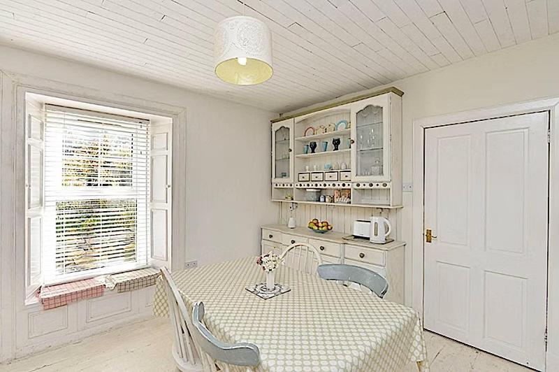 3 Bed Charming Cottage For Share ,, Private Room , Fibre Optik Broadband , Free Parking Bed & Breakfast Edinburgh