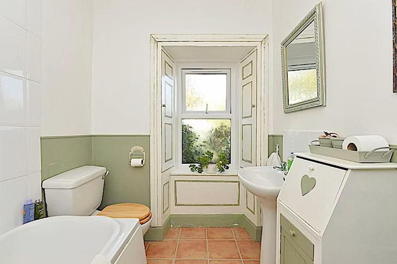 3 Bed Charming Cottage For Share ,, Private Room , Fibre Optik Broadband , Free Parking *