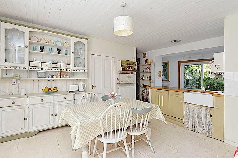 Bed & Breakfast 3 Bed Charming Cottage For Share ,, Private Room , Fibre Optik Broadband , Free Parking *