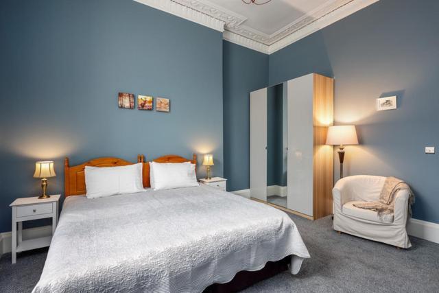 A Two Bedroom - Victorian At 8 Priestfield Road * EDI