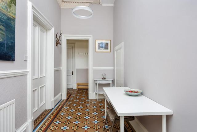 A Two Bedroom - Victorian At 8 Priestfield Road * EDI