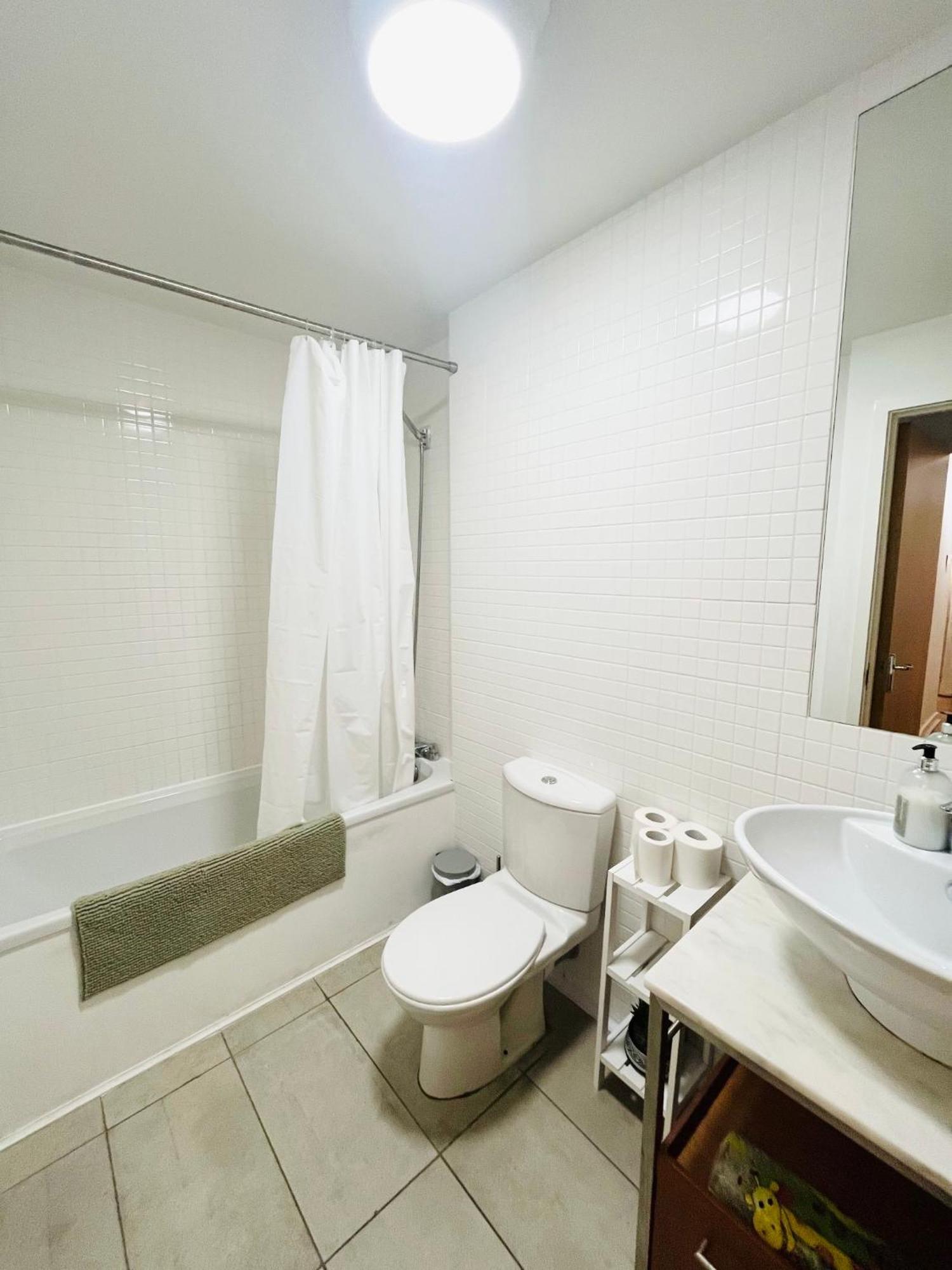 Modern Spacious Retreat With Free Parking And Private Balcony Edinburgh