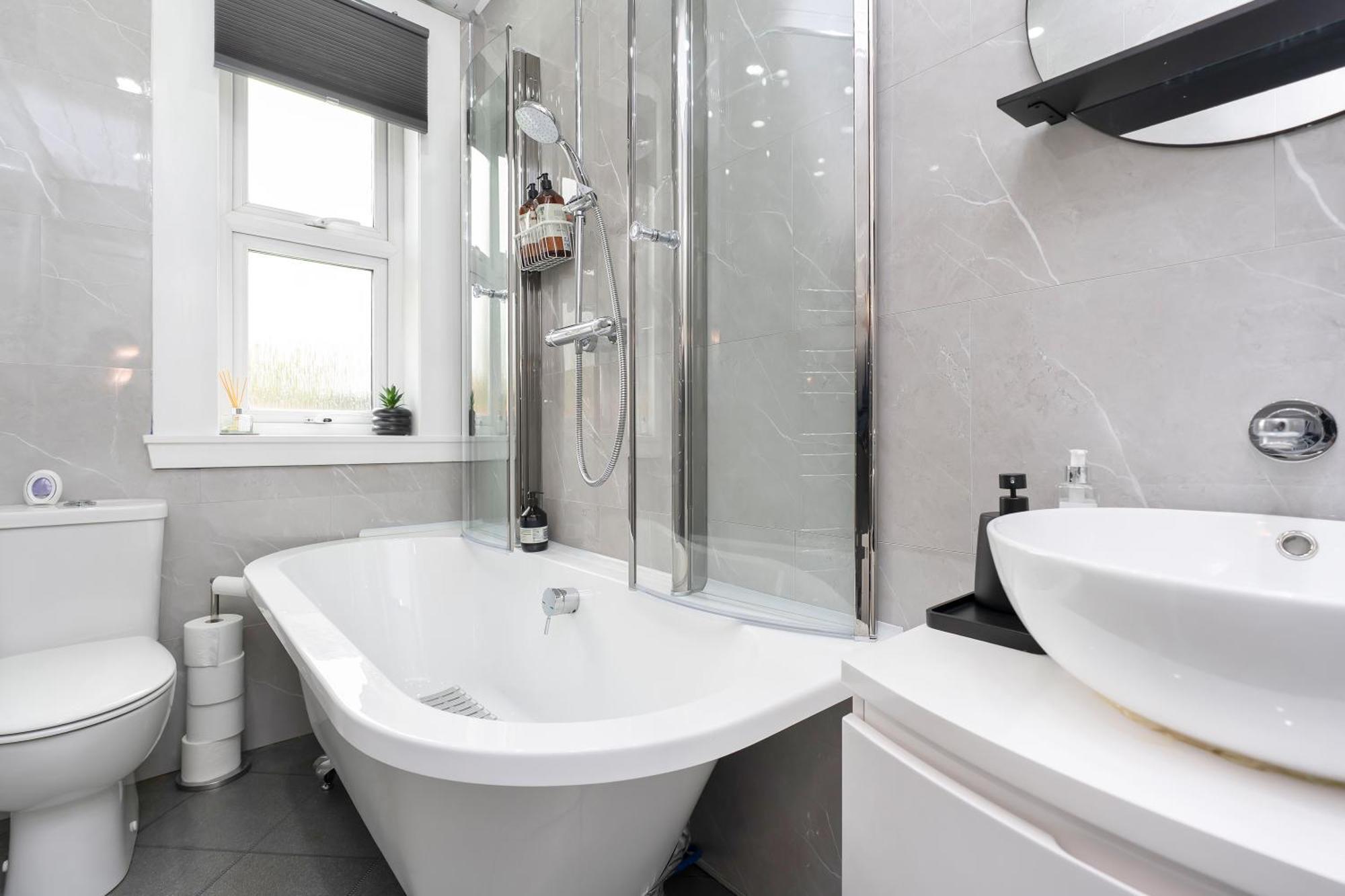 Apartment Crewe - Modern 2 Bedroom, Free Private Parking And Garden