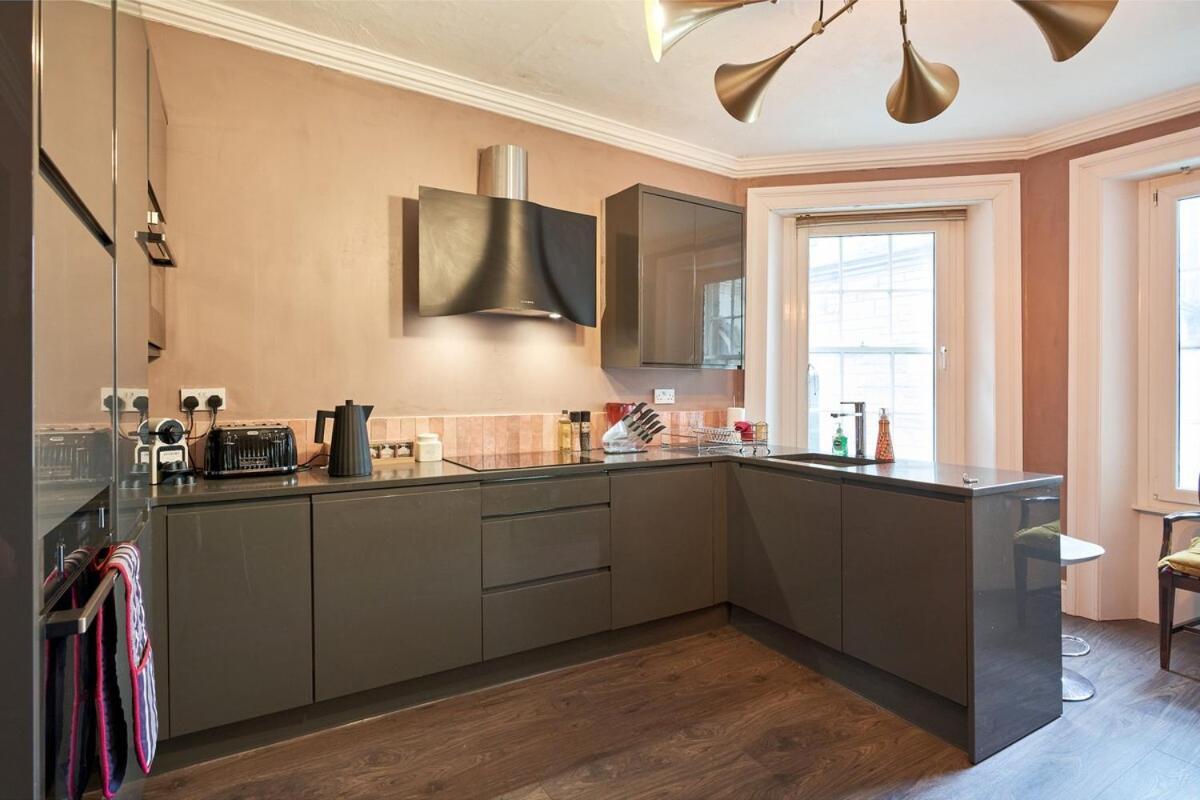 3 Bedroom - Historic Old Town Apartment Edinburgh