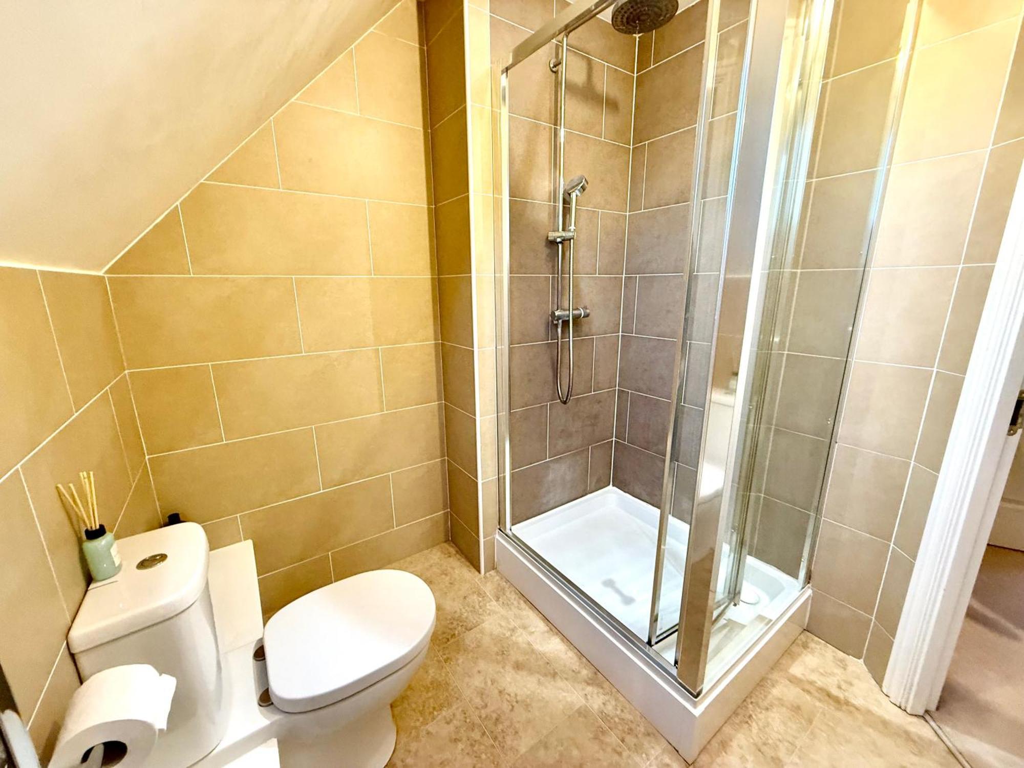 Torwood Townhouse - Free Parking And Contractor Friendly Holiday home *