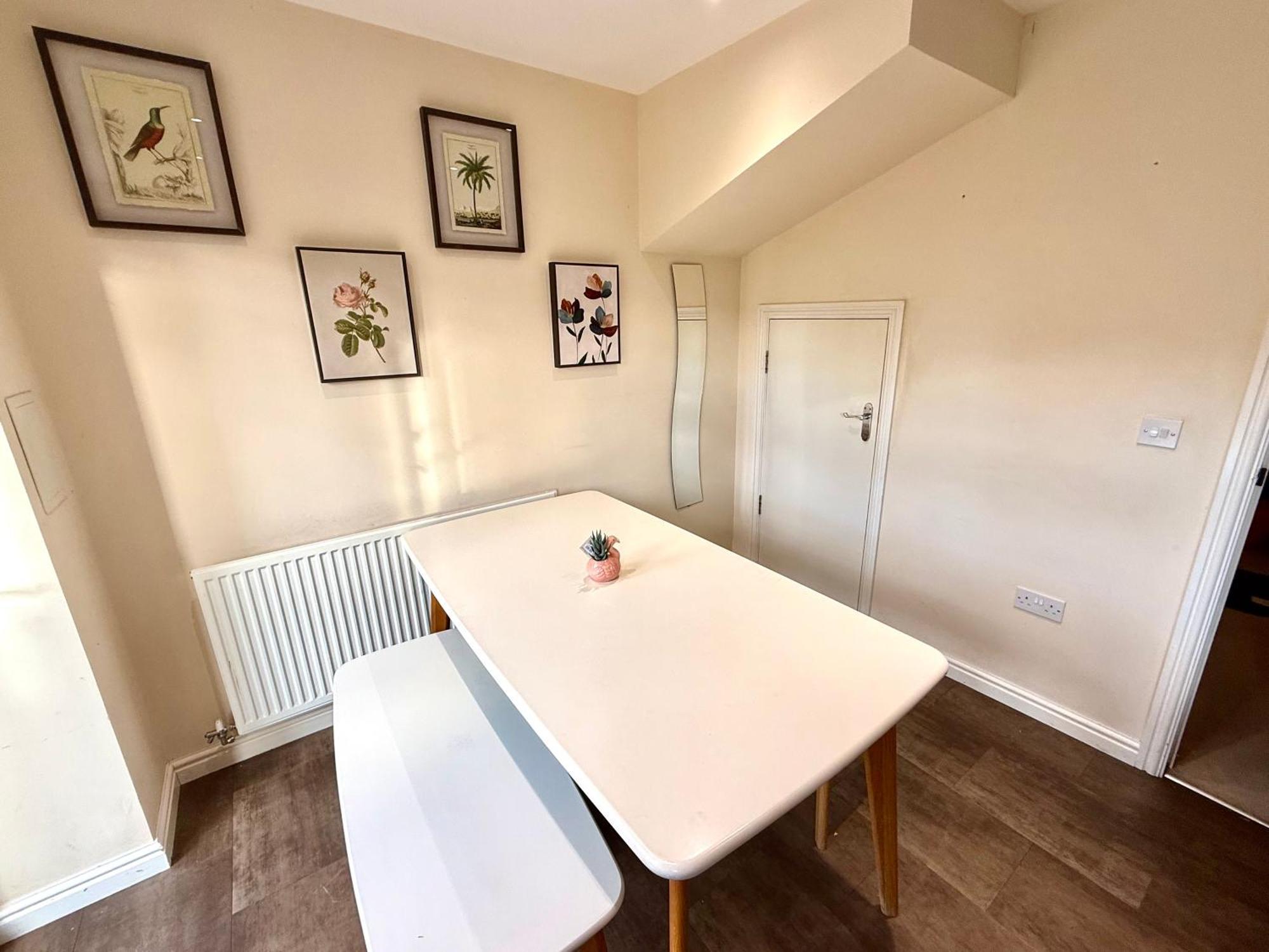 Torwood Townhouse - Free Parking And Contractor Friendly Holiday home Edinburgh