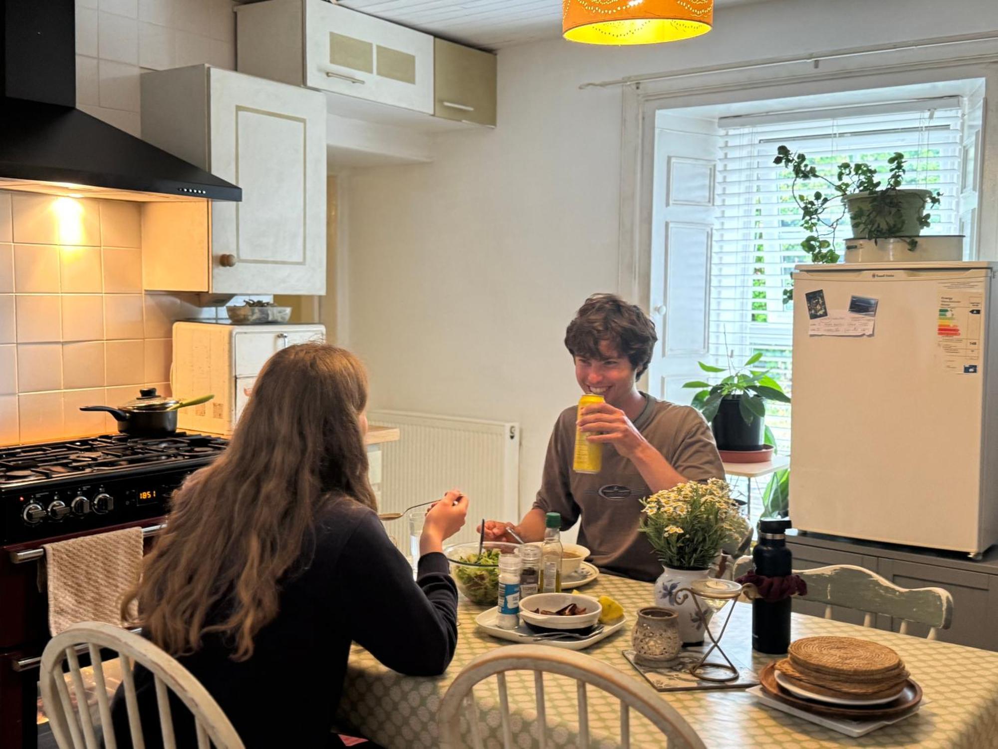 Bed & Breakfast 3 Bed Charming For Share ,private Double , Fast Fibre Optik Int, Free Parking, Garden *