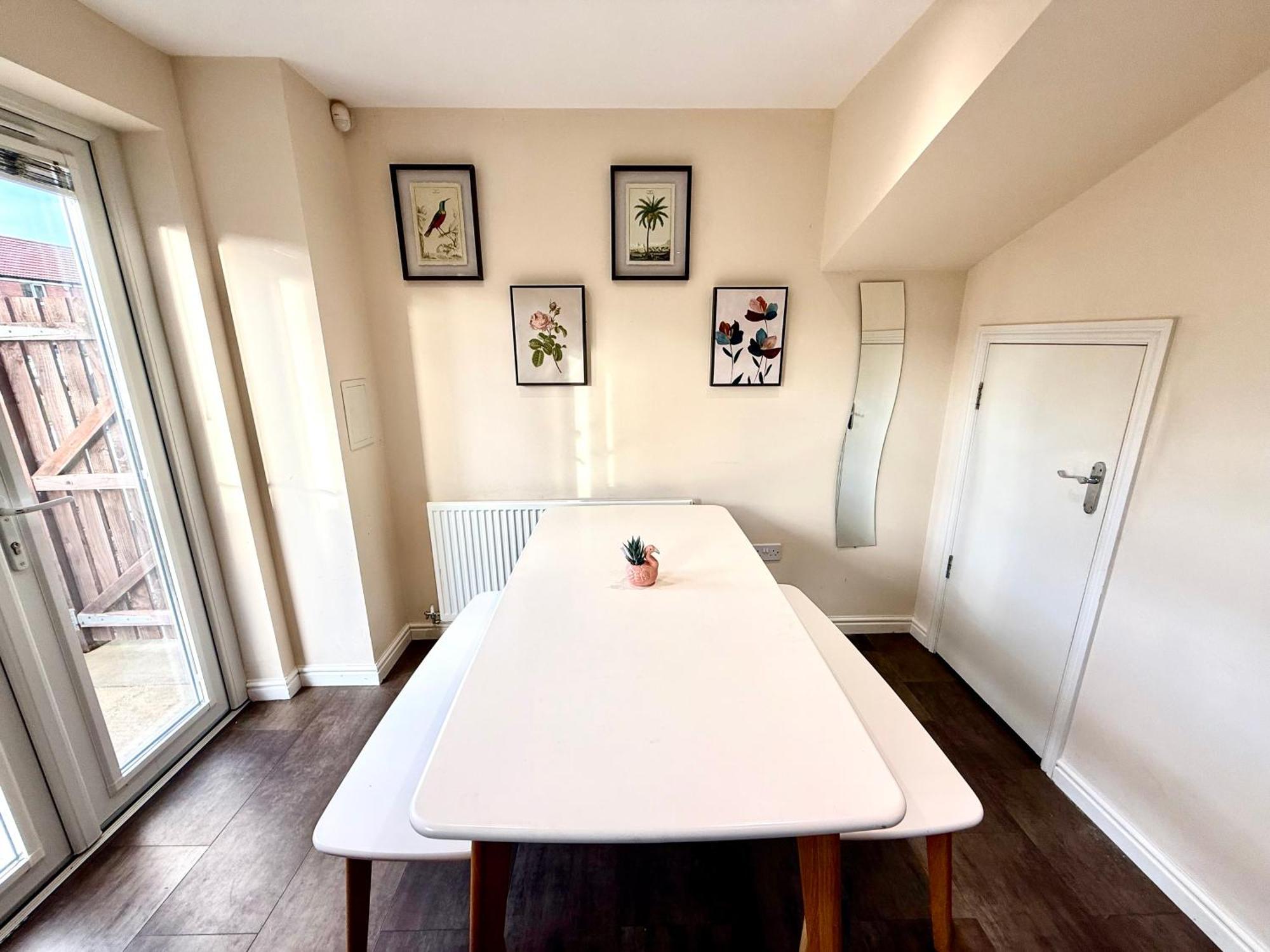 Torwood Townhouse - Free Parking And Contractor Friendly Holiday home