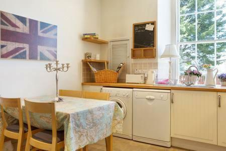 Apartment Grand & Spacious With Wifi Edinburgh