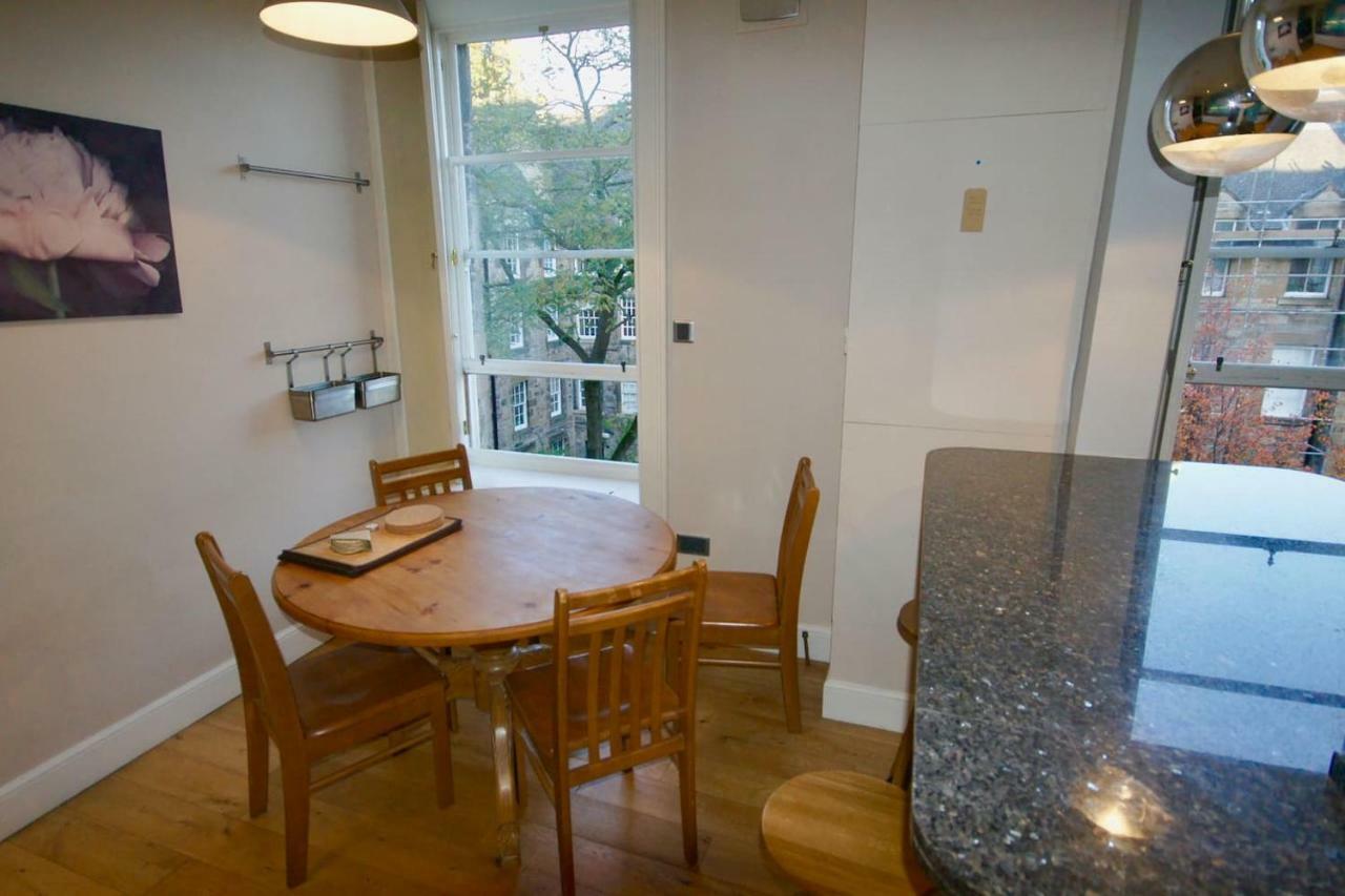 Spacious 2 Bed Next To Royal Mile & Waverley EDI