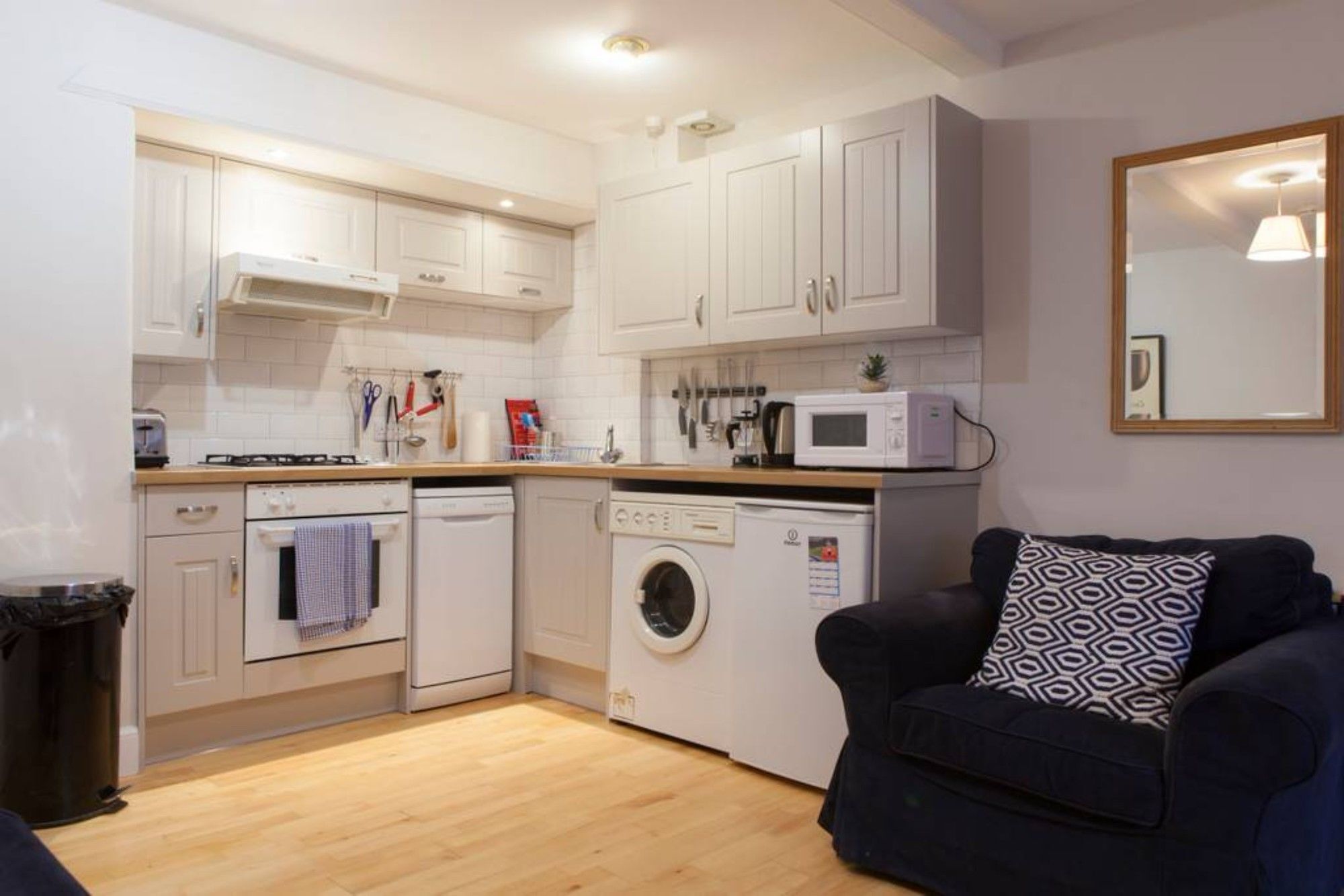 2 Bedroom Flat In West End Sleeps 4 Edinburgh