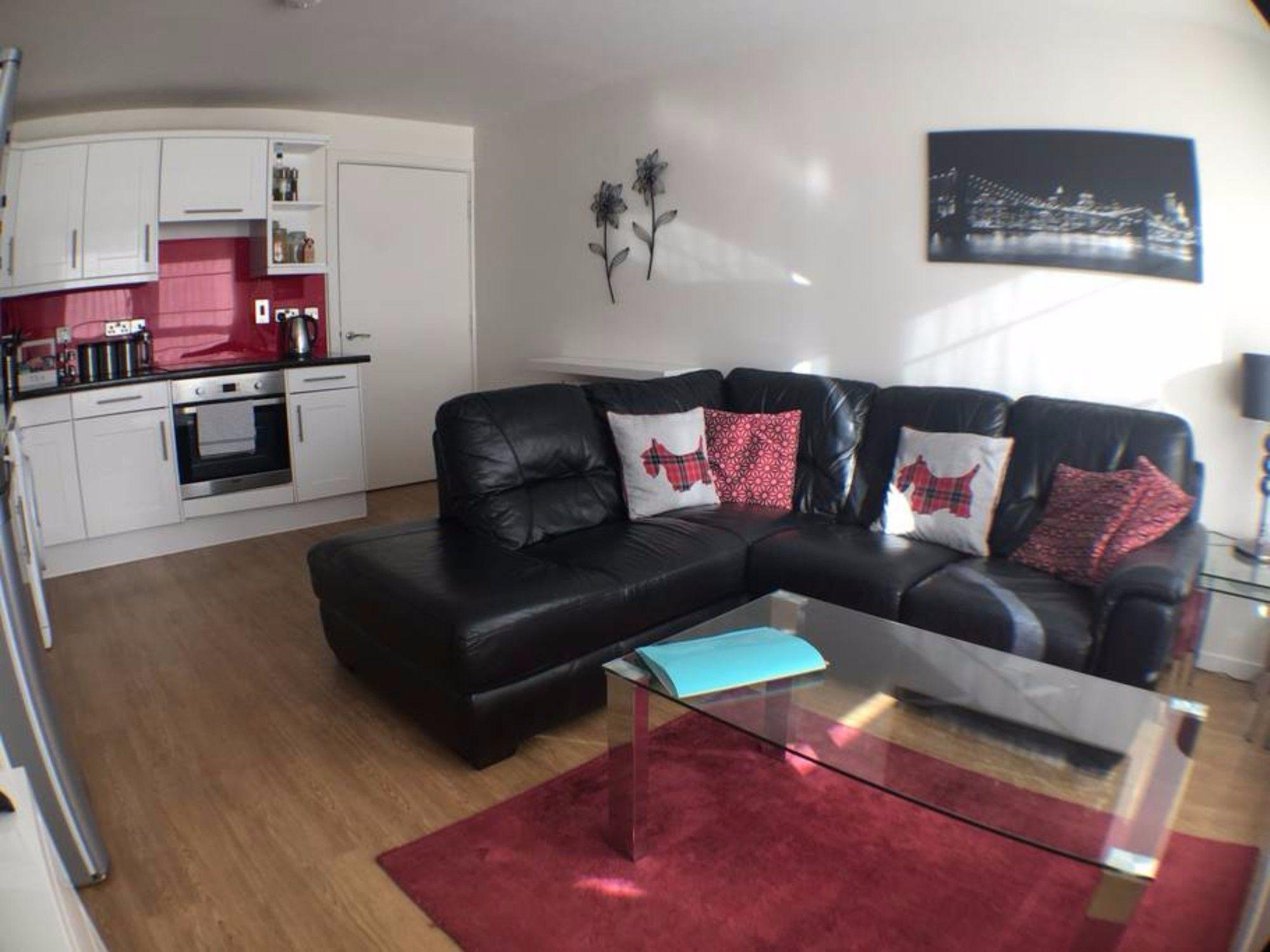 3 Bedroom Flat Near Centre With Parking Apartment *