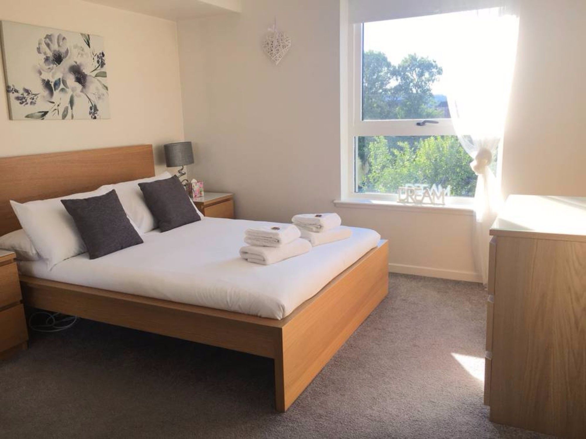 3 Bedroom Flat Near Centre With Parking *