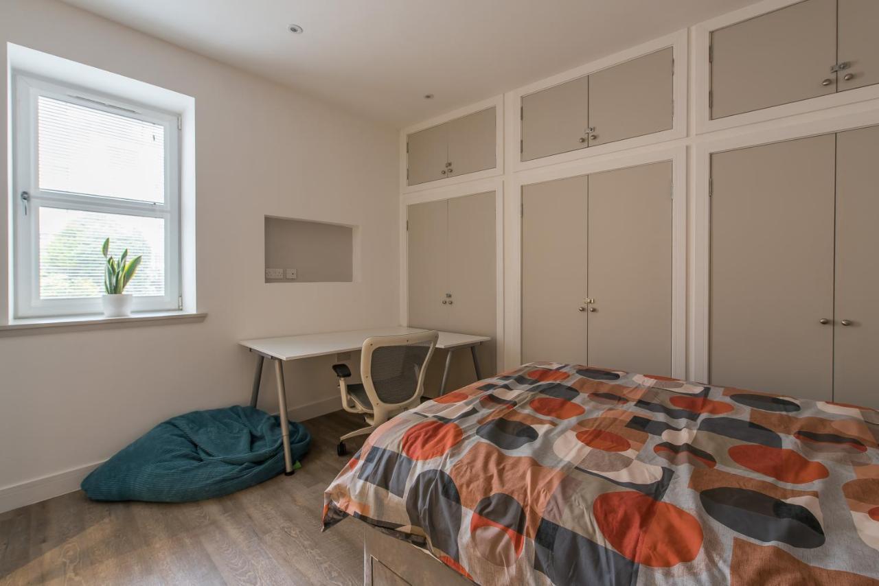 Haymarket Spacious 3 Bedroom Street Level Apartment