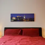 Modern 2 Bedroom Property In Central Edinburgh