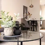 Joivy Modern 1 Bed Flat In West End, Close To Princes Gardens