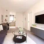 Joivy Modern 1 Bed Flat In West End, Close To Princes Gardens