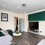 Stylish 3 Bed Edinburgh Abode-Parking And Garden
