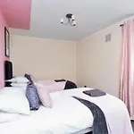 Stylish 3 Bed Edinburgh Abode-Parking And Garden