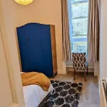 Cozy Room Close To The City