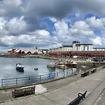 Corinthian Quay Apartment