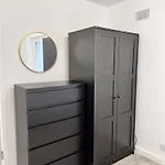 Modern 2 Bedroom Home In Edinburgh Free Parking