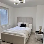 Modern 2 Bedroom Home In Edinburgh Free Parking