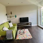 Stunning 2 Bedroom Flat In Edinburgh