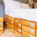 Stylish 3 Bedroom Apartment Near Hollyrood Park