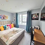 4 Separate Beds, Sleeps 6, Beautiful 2 Bed Apt