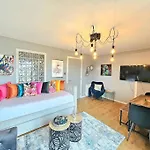 4 Separate Beds, Sleeps 6, Beautiful 2 Bed Apt