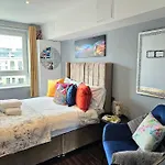 4 Separate Beds, Sleeps 6, Beautiful 2 Bed Apt