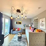 4 Separate Beds, Sleeps 6, Beautiful 2 Bed Apt