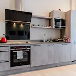 Unique Two Bed Holiday Home In Edinburgh