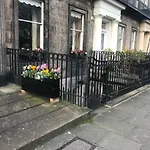 Fantastic Central 3 Double Bedrooms 2 Bathrooms Garden Apartment Sleeps 6