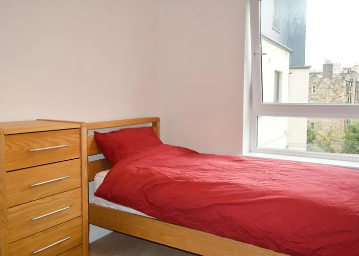Modern 2 Bedroom Property In Central Edinburgh