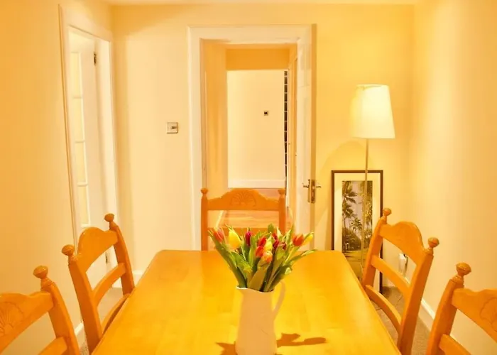 Arthur St - Spacious 3Br House W Parking In Leith