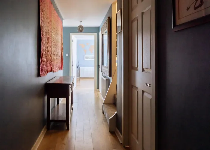 Stylish 3 Bedroom Apartment Near Hollyrood Park