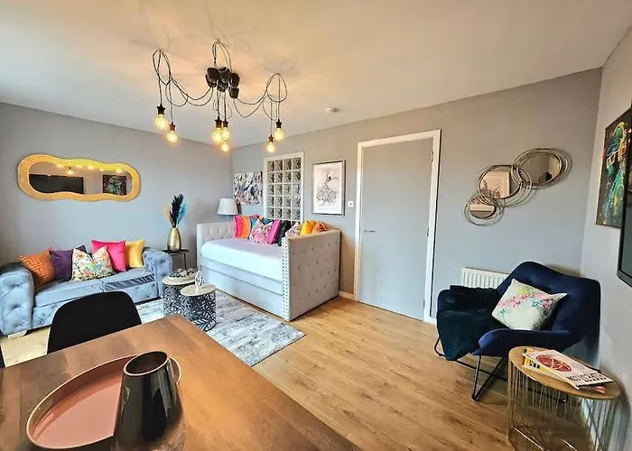 4 Separate Beds, Sleeps 6, Beautiful 2 Bed Apt