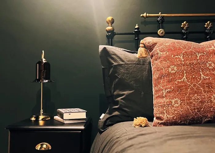Central Designer Flat By Castle