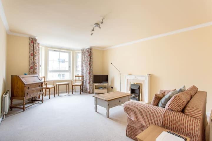 Dicksonfield - Modern 2 Bed, 2 Bath Close To Centre Apartment EDI