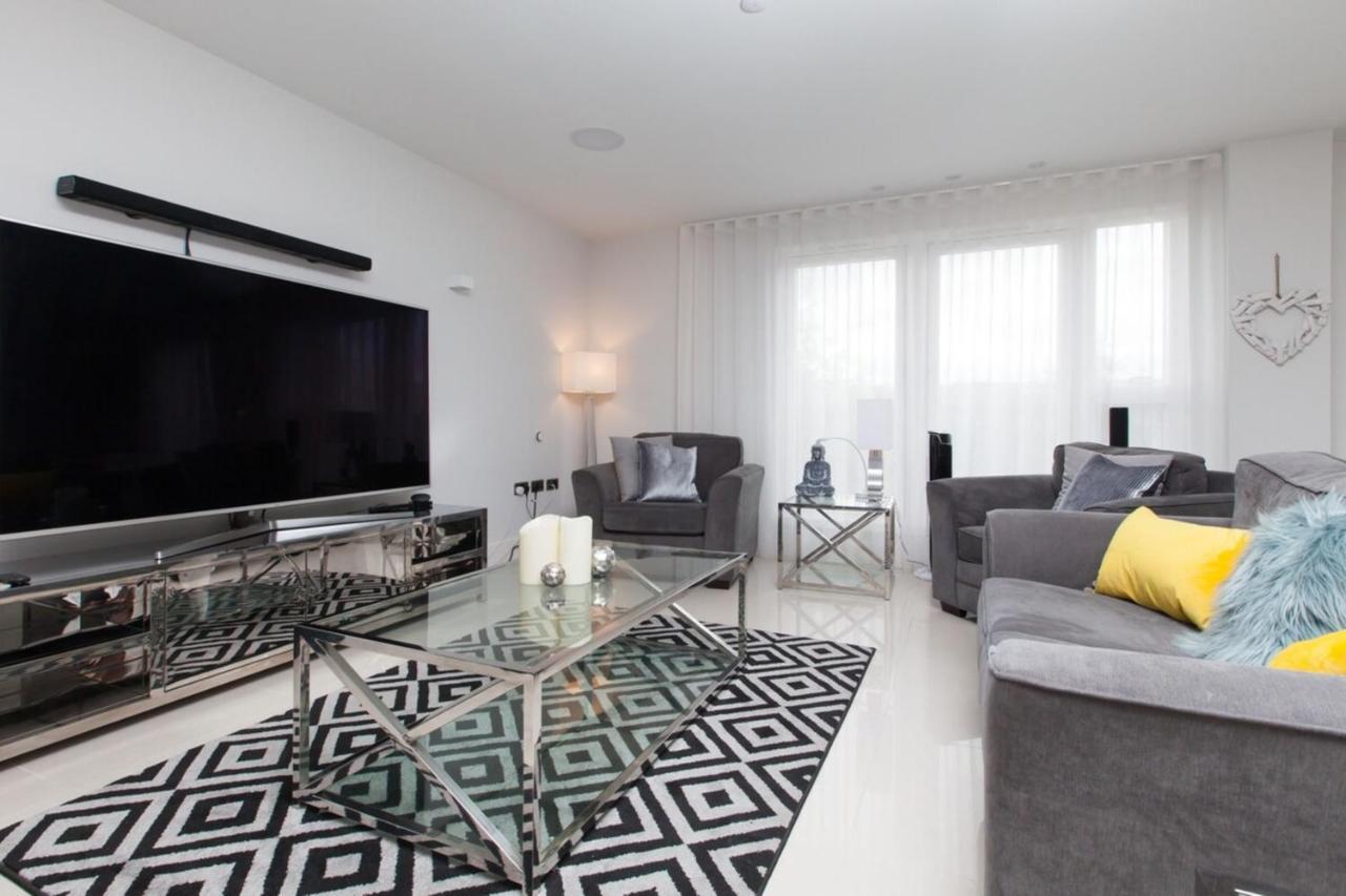 Luxurious - Sleeps 6